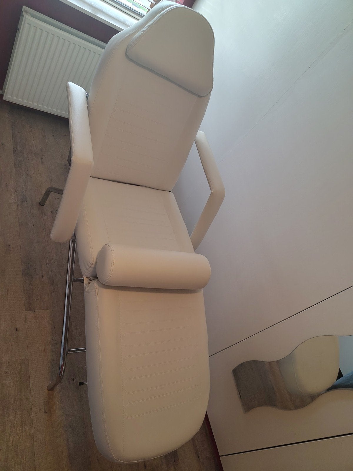 Witte behandelstoel / massagetafel, Ophalen, Zo goed als nieuw, Massagestoel of Kussen