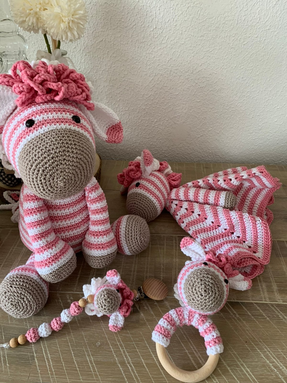 Gehaakte zebra baby speelset kunffel rammelaar speenclip, Kinderen en Baby's, Ophalen of Verzenden, Zo goed als nieuw, Kraamcadeau