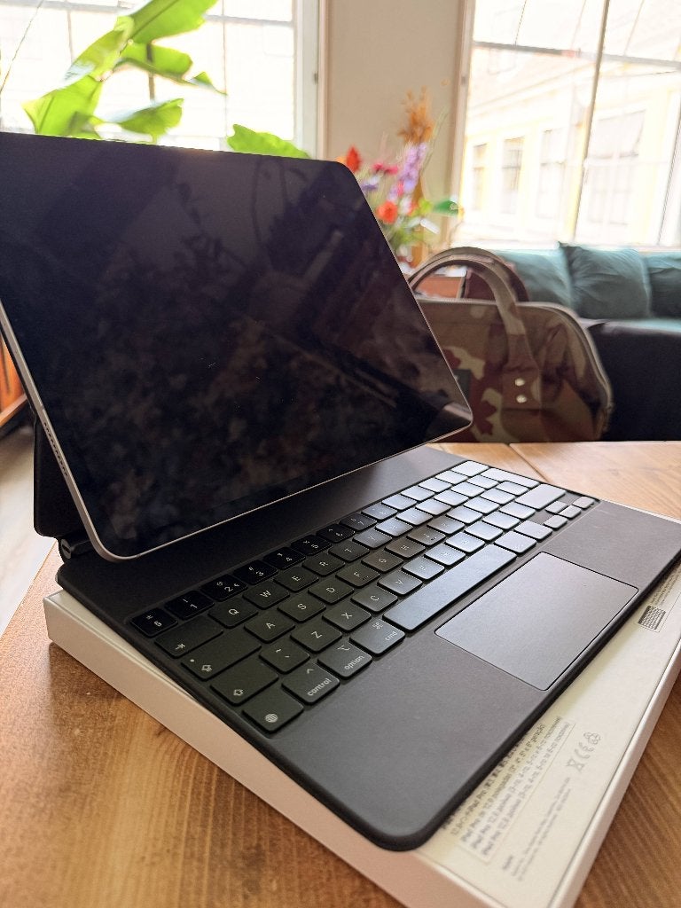 Apple iPad Pro 12.9" M2 Wi-Fi/5G  + Magic Keyboard 98% batt