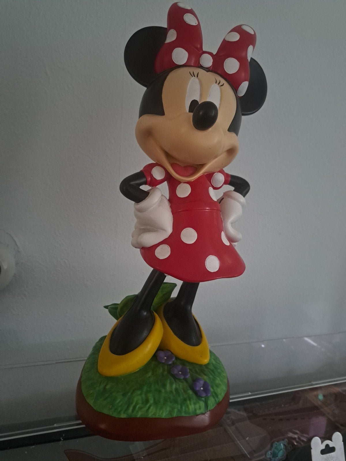 Te koop beeld  minnie mouse, Verzenden, Mickey Mouse, Zo goed als nieuw, Beeldje of Figuurtje