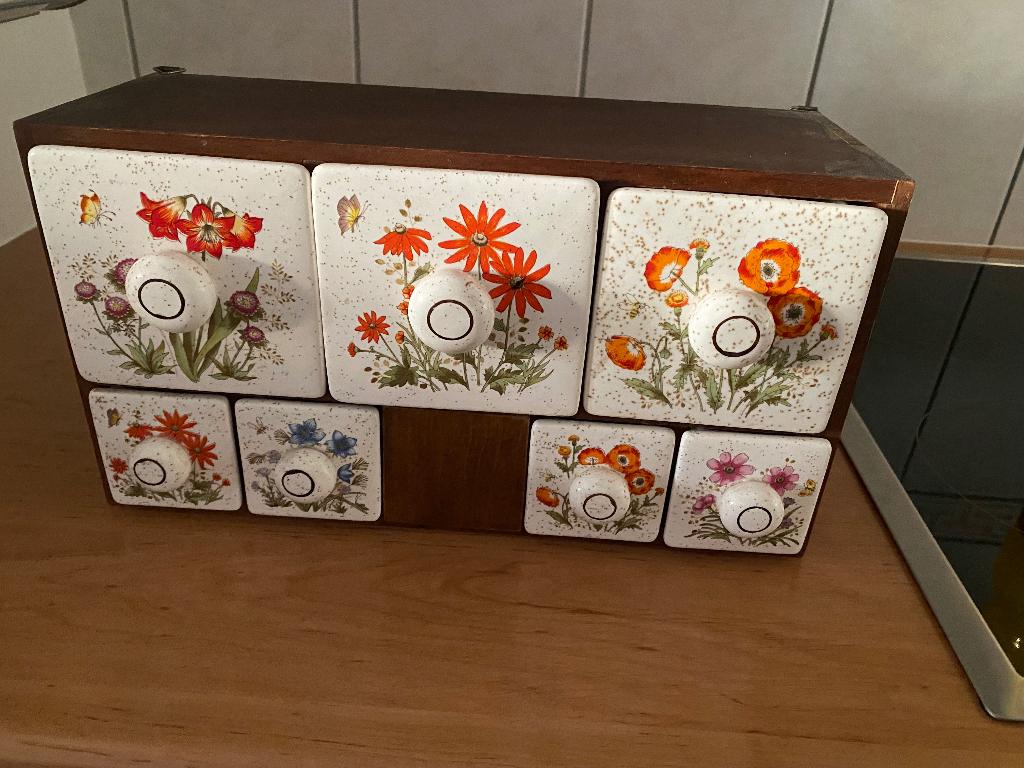 Vintage kruidenkastje gebloemd 60’s, Huis en Inrichting, Kasten | Ladekasten, Ophalen, Overige materialen, 5 laden of meer, 50 tot 100 cm