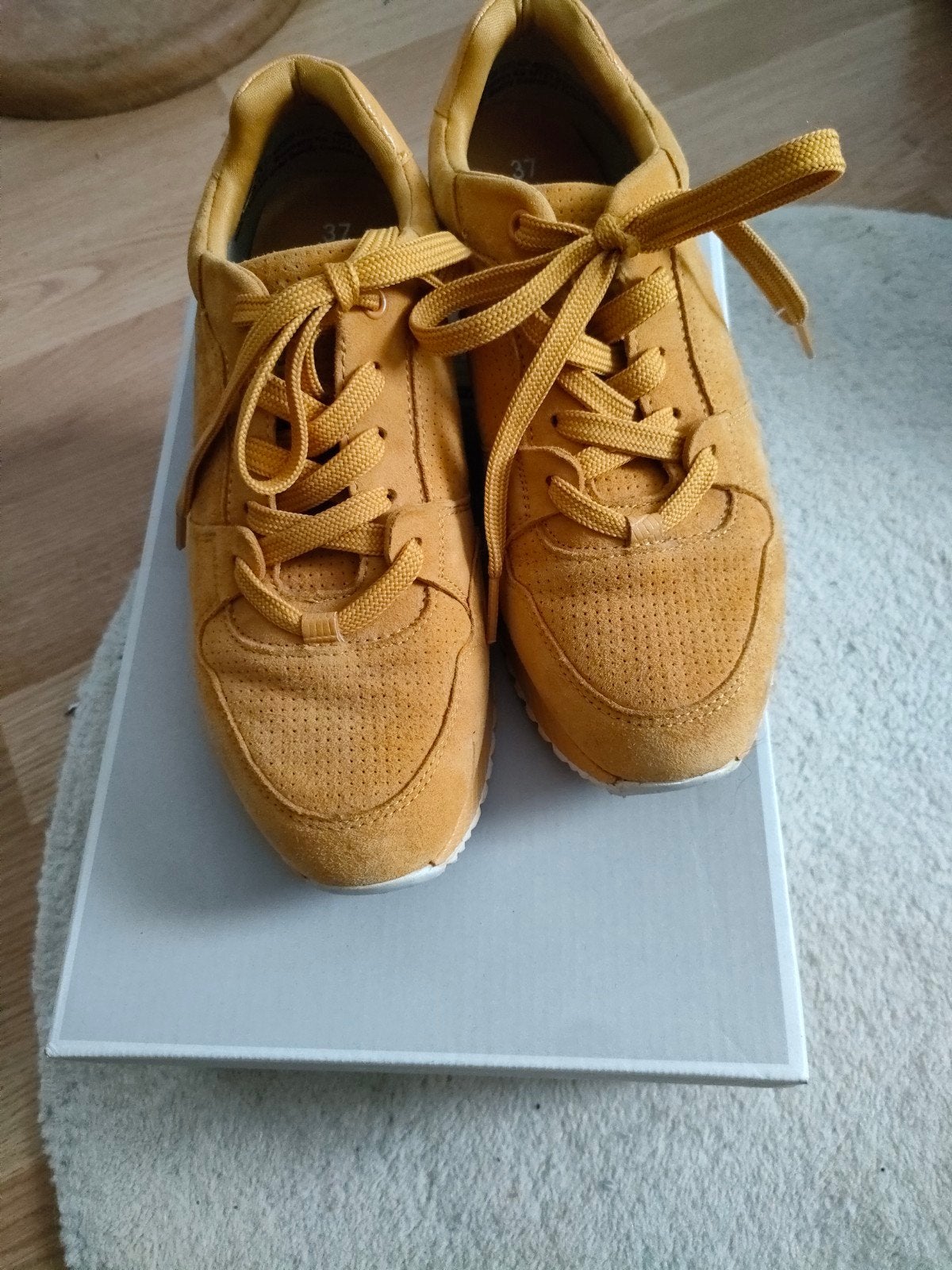 Gele suède sneakers maat 37 Tamaris, Kleding | Dames, Schoenen, Ophalen of Verzenden, Zo goed als nieuw, Geel, Sneakers of Gympen