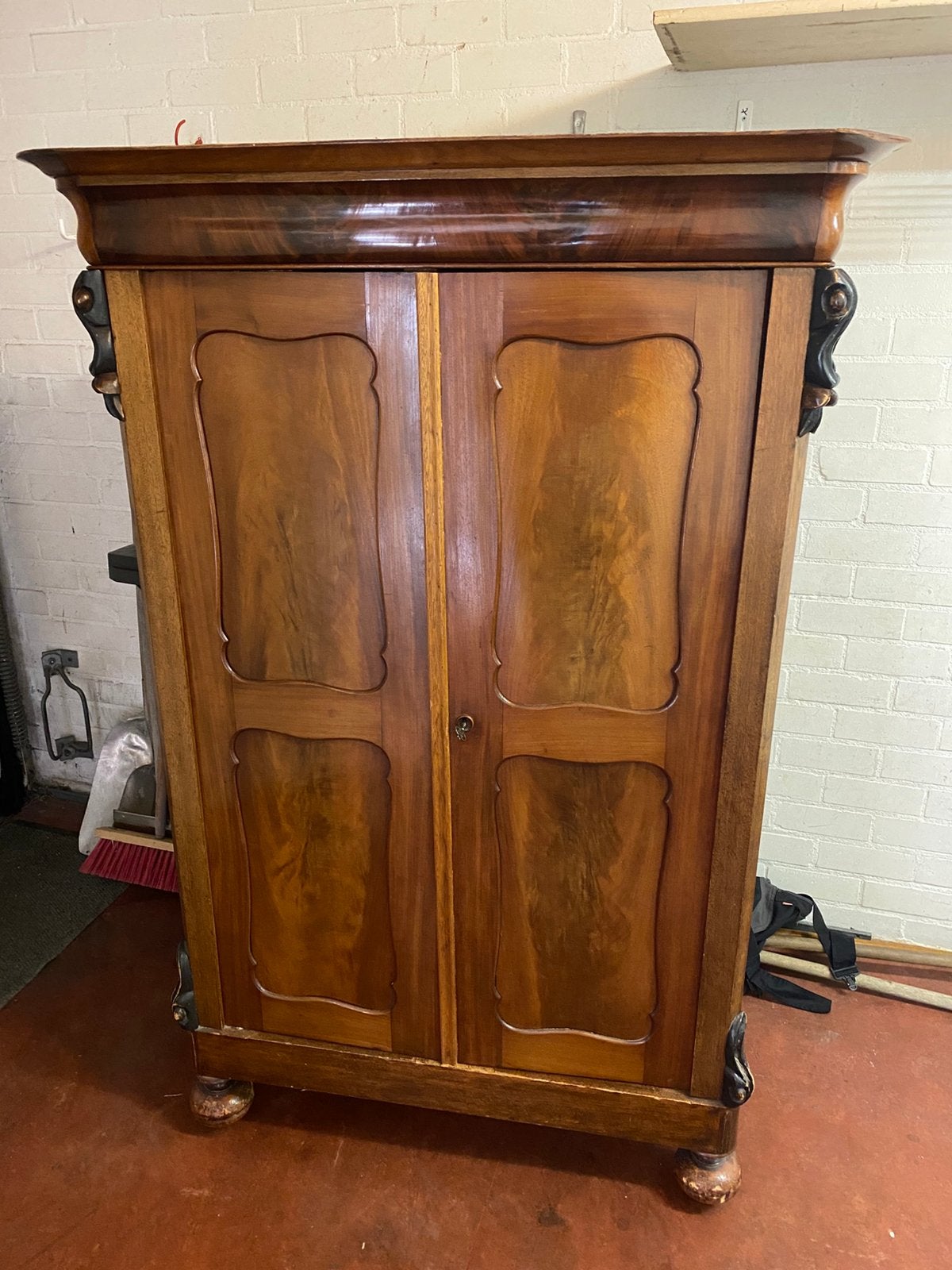 Mahonie houten kast, Ophalen