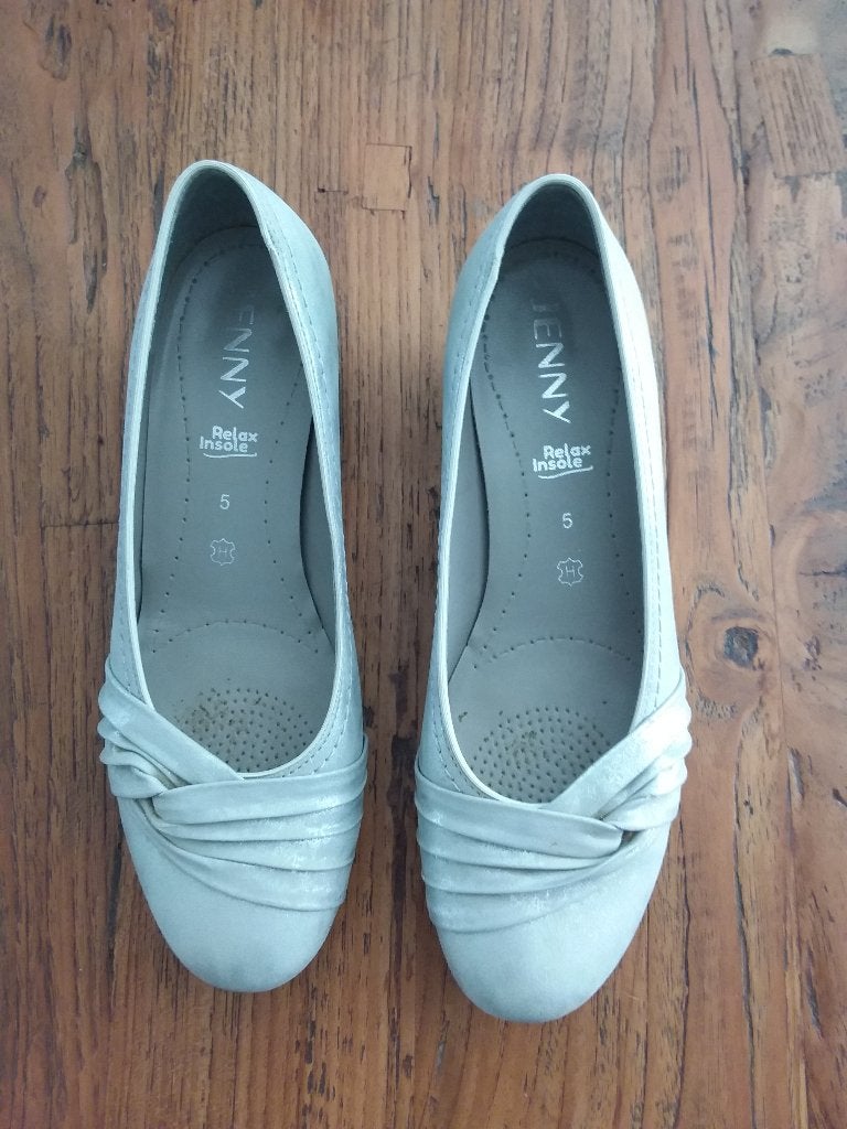 pump zilverkleurig mt 38H hak 4 cm zgan merk Jenny, Pumps, Overige kleuren, Ophalen of Verzenden, Zo goed als nieuw