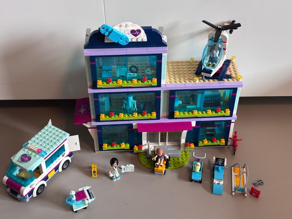 Lego Friends Heartlake Ziekenhuis 41318 met ambulance, Lego, Friends, Ophalen of Verzenden, Zo goed als nieuw