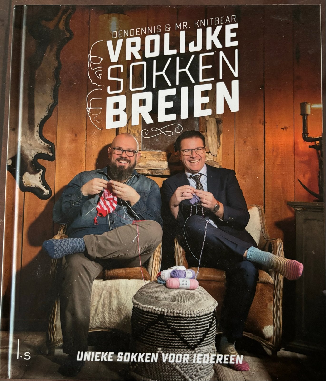 Vrolijke Sokken Breien - DENDENNIS & MR. KNITBEAR. Z.G.A.N., Ophalen of Verzenden, Zo goed als nieuw, Breien, Patroon of Boek