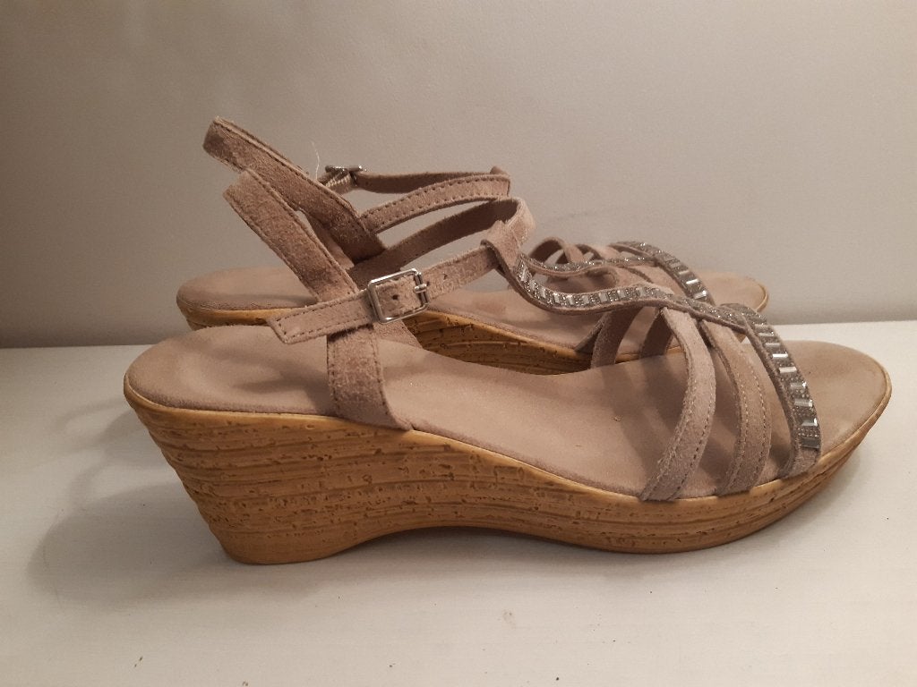 Mooie sandalen naturel kleur met sleehak maat 40, Gedragen, Marks & Spencer, Beige, Sandalen of Muiltjes