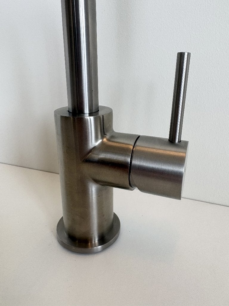 Nieuwe luxe wastafelkraan hoog | Gebogen uitloop | Nikkel, Info@regn.nl, Vreebergen 5, 9403 ET Assen, Regn, Nieuw