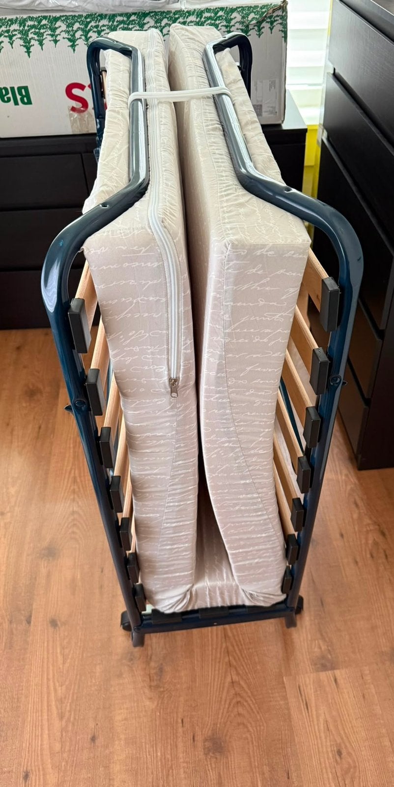 Een splinternieuw, opklapbaar bed met hoes, Ophalen, 90 cm, Eenpersoons, Zo goed als nieuw