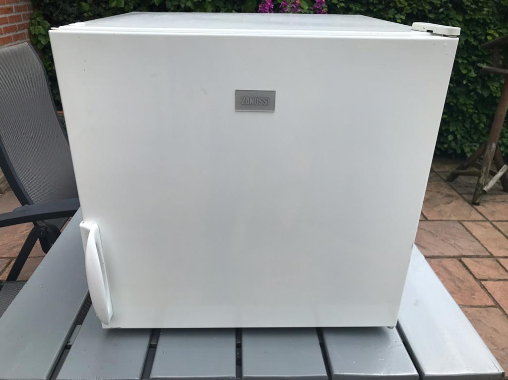 Kleine Zanussi vrieskist, in prima staat, Witgoed en Apparatuur, Vriezers en Diepvrieskisten, Vrieskist, Gebruikt, Minder dan 85 cm