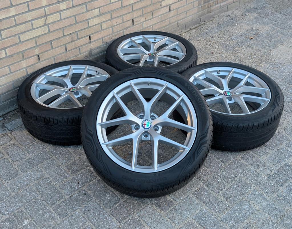 Alfa Romeo Stelvio 20" velgen met Vredestein Quatrac Pro, Ophalen, Gebruikt, 255 mm, Banden en Velgen