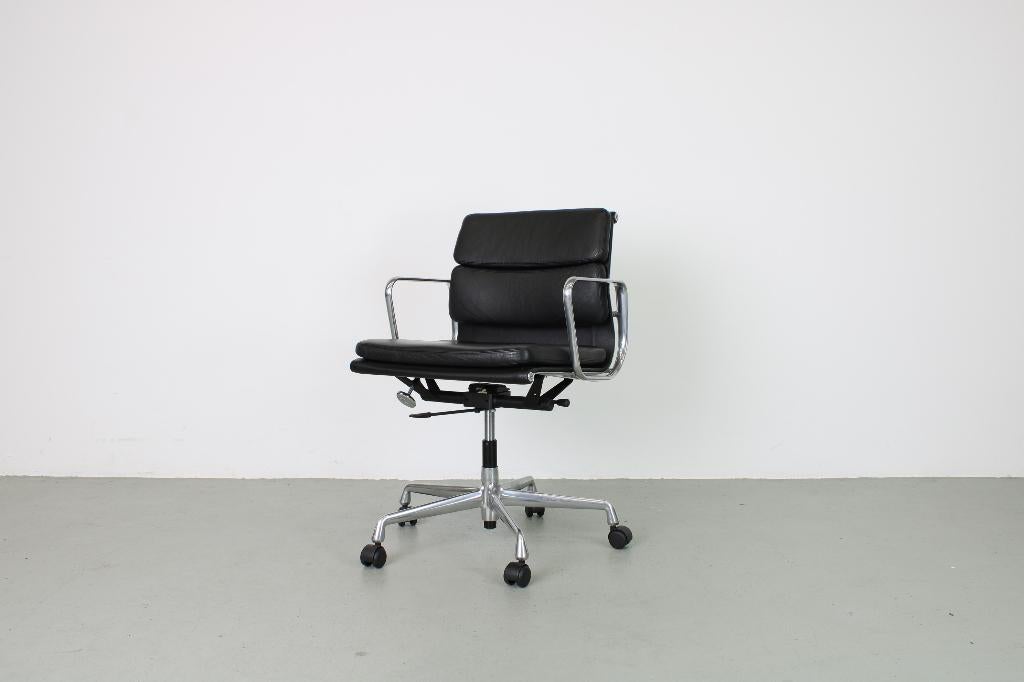 Vitra EA 217 Softpad bureaustoelen, zwart leer, Aluminium, Huis en Inrichting, Bureaustoelen, Ophalen, Gebruikt, Zwart, Bureaustoel