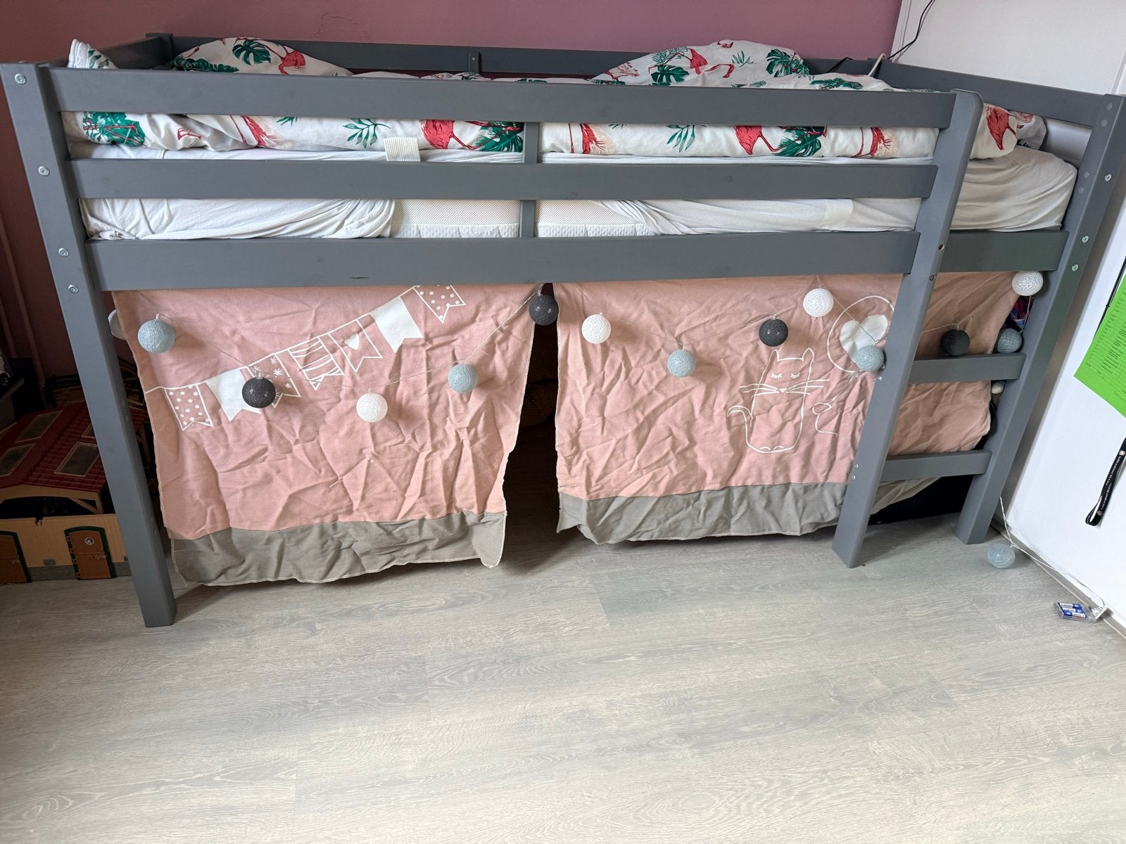 Grijs halfhoogslaper bed met ladder en gordijnen, Kinderen en Baby's, Ophalen, Gebruikt, Halfhoogslaper