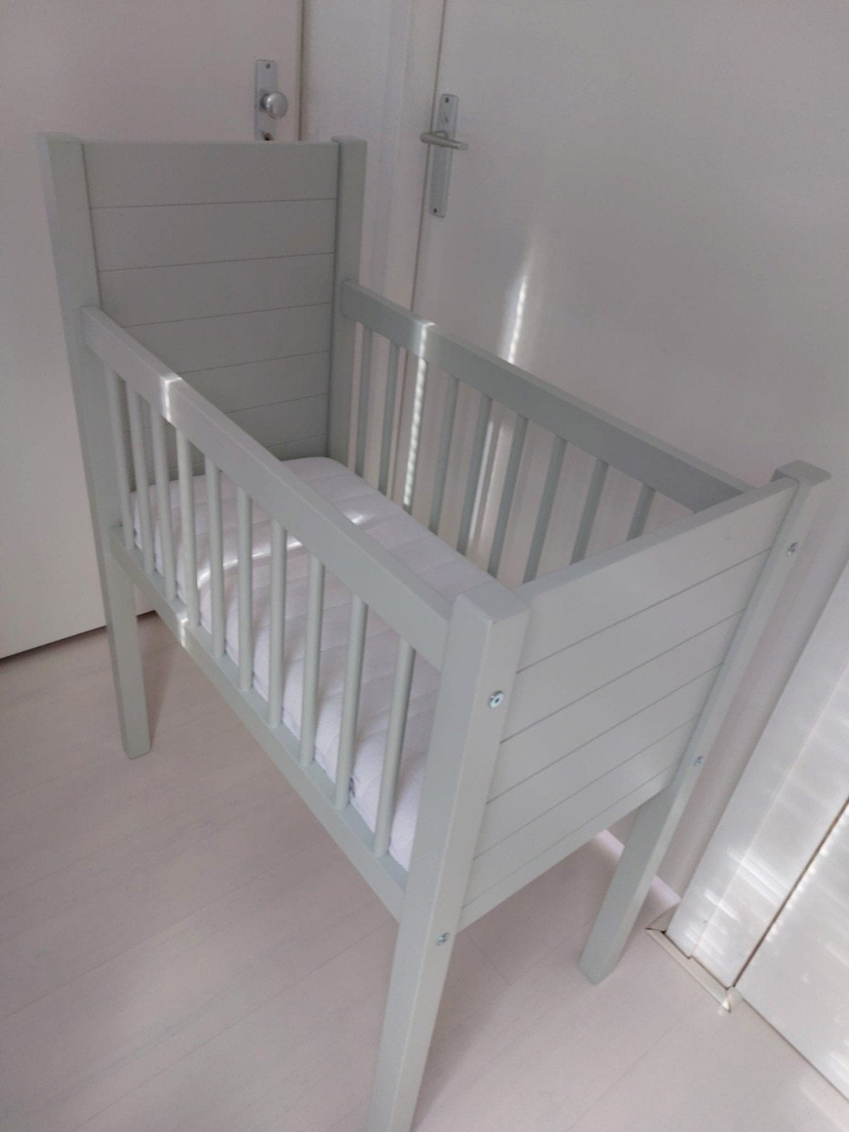 Wieg baby mintgroen, met of zonder matrasje, Ophalen, Gebruikt, Wieg
