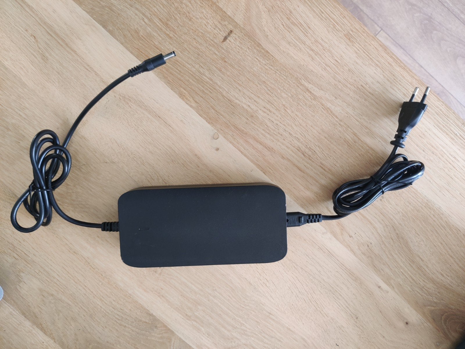 Li-ion acculader 54.6V 2.5A (Model: LBC045546020), Ophalen of Verzenden, Zo goed als nieuw