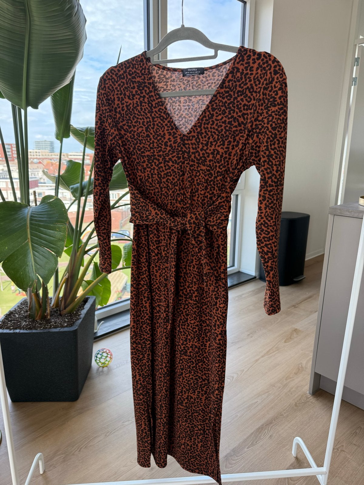 Bershka jurk met dierenprint, maat XS, Kleding | Dames, Bruin, Ophalen of Verzenden, Maat 34 (XS) of kleiner, Gedragen