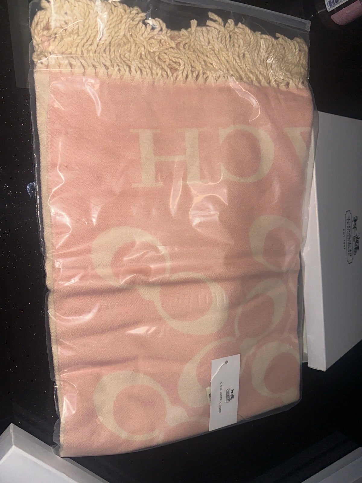 Coach geïnspireerde roze sjaal in Verpakking MET DOOS, Kleding | Dames, Mutsen, Sjaals en Handschoenen, Verzenden, Nieuw, Maat 46/48 (XL) of groter