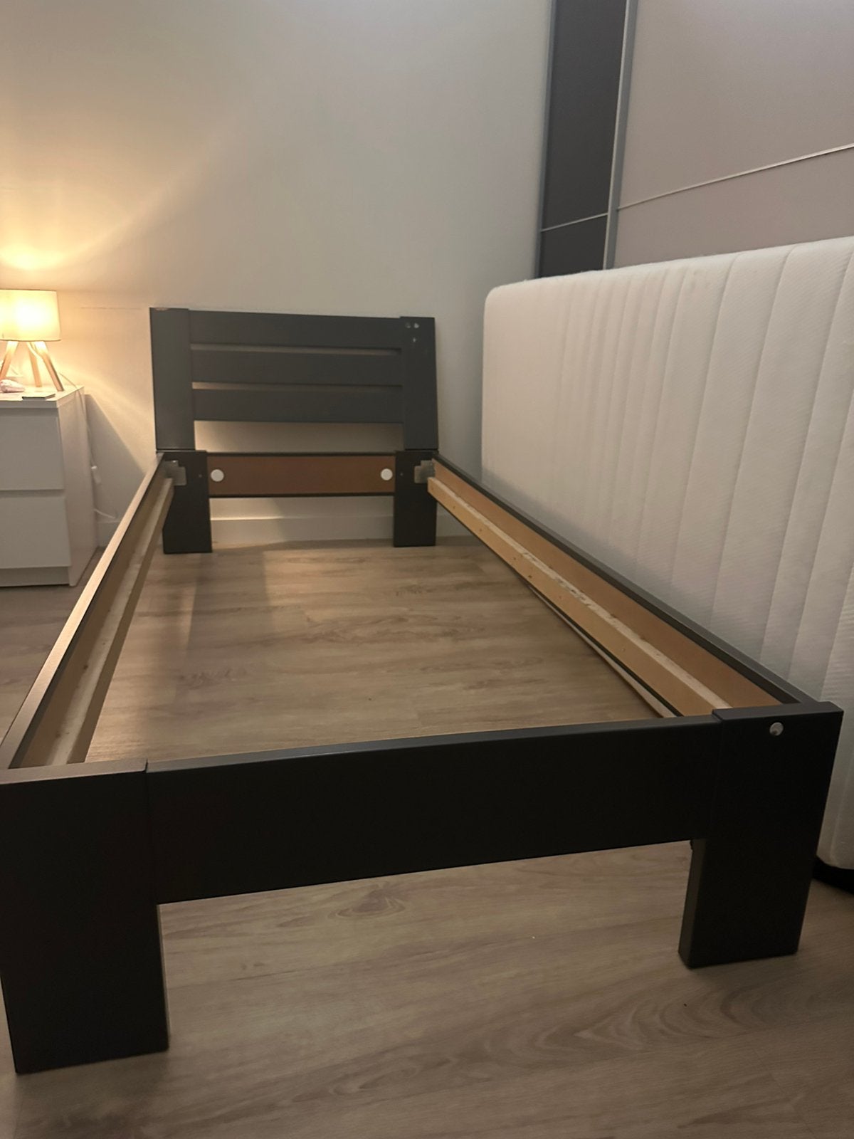 Donkergrijs eenpersoonsbed met matras en hoofdbord, Huis en Inrichting, Ophalen, Gebruikt, 90 cm, Eenpersoons