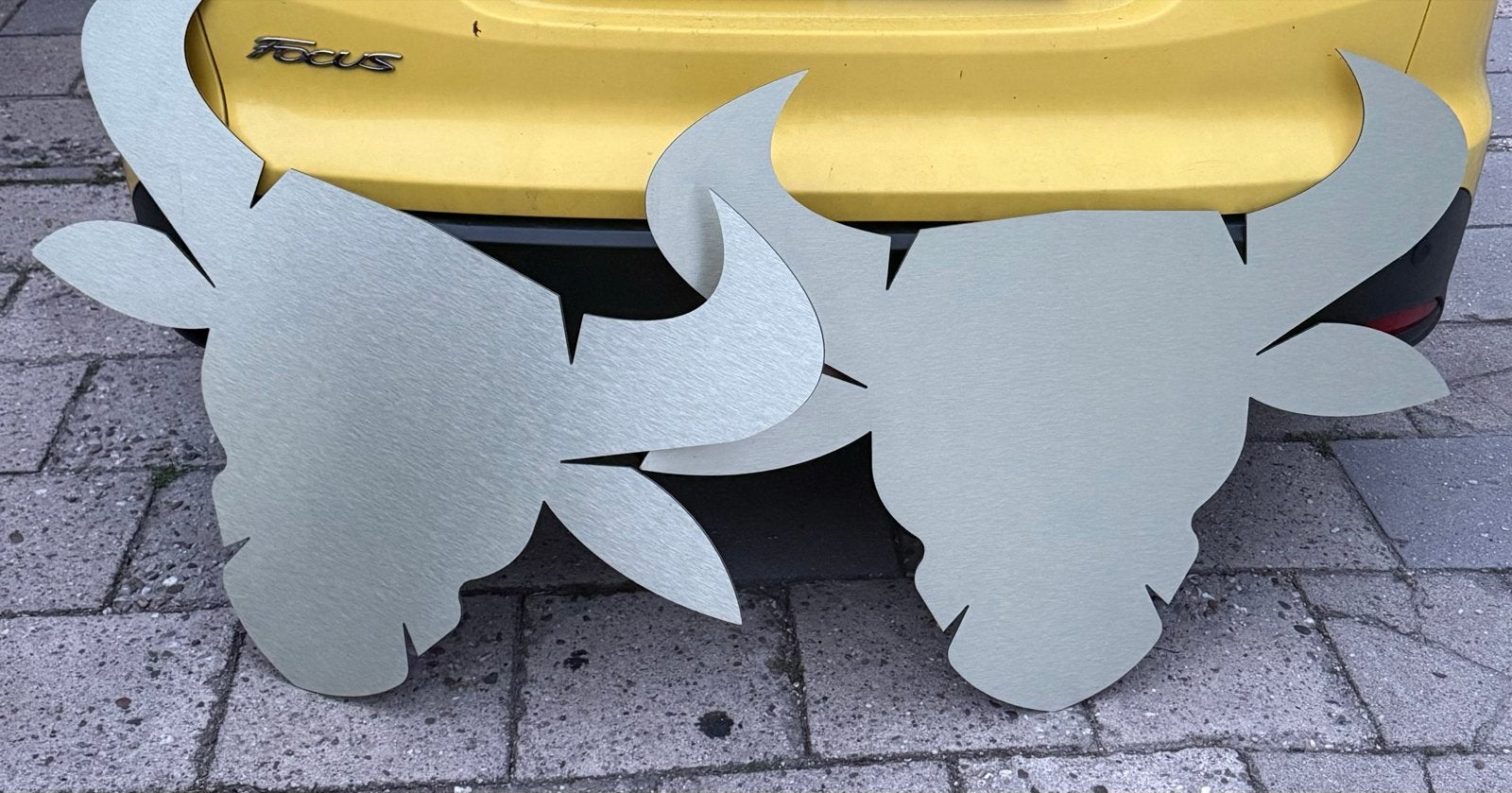 Twee Metalen wanddecoratie buffelkop - set van 2, Huis en Inrichting, Metaal, Wandsculptuur, Ophalen of Verzenden, Zo goed als nieuw