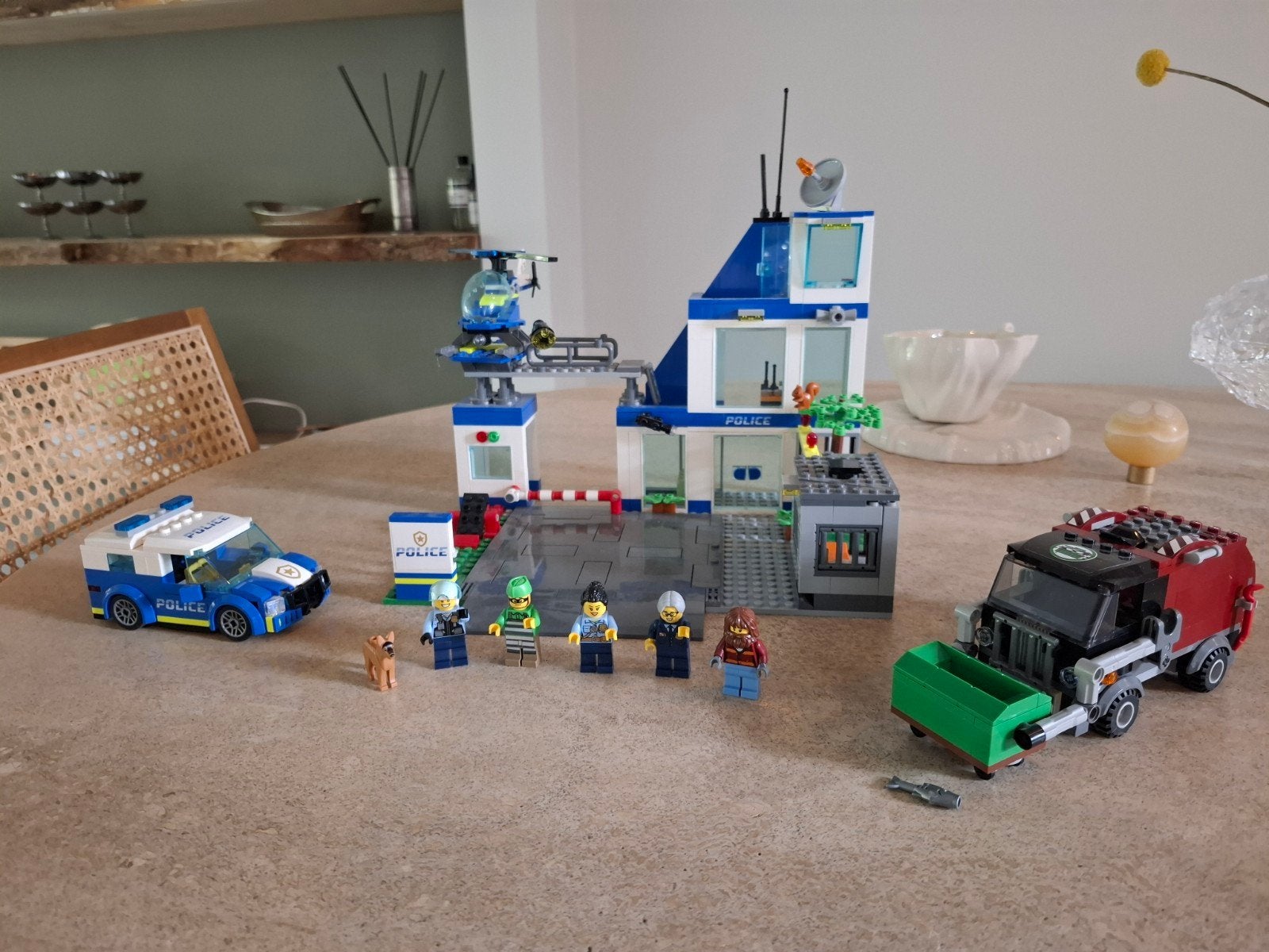 LEGO City Politiebureau 60316 met helikopter en auto, Kinderen en Baby's, Speelgoed | Duplo en Lego, Ophalen of Verzenden, Zo goed als nieuw