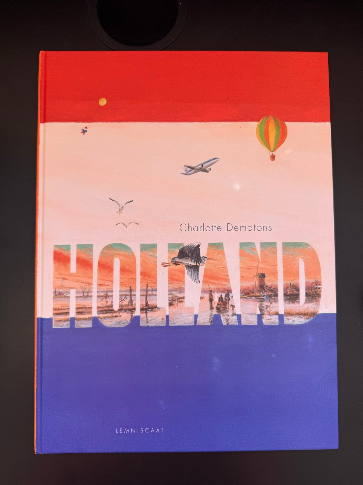 Holland - Charlotte Dematons (Prentenboek), Boeken, Overige merken, Ophalen of Verzenden, Zo goed als nieuw, Reisgids of -boek