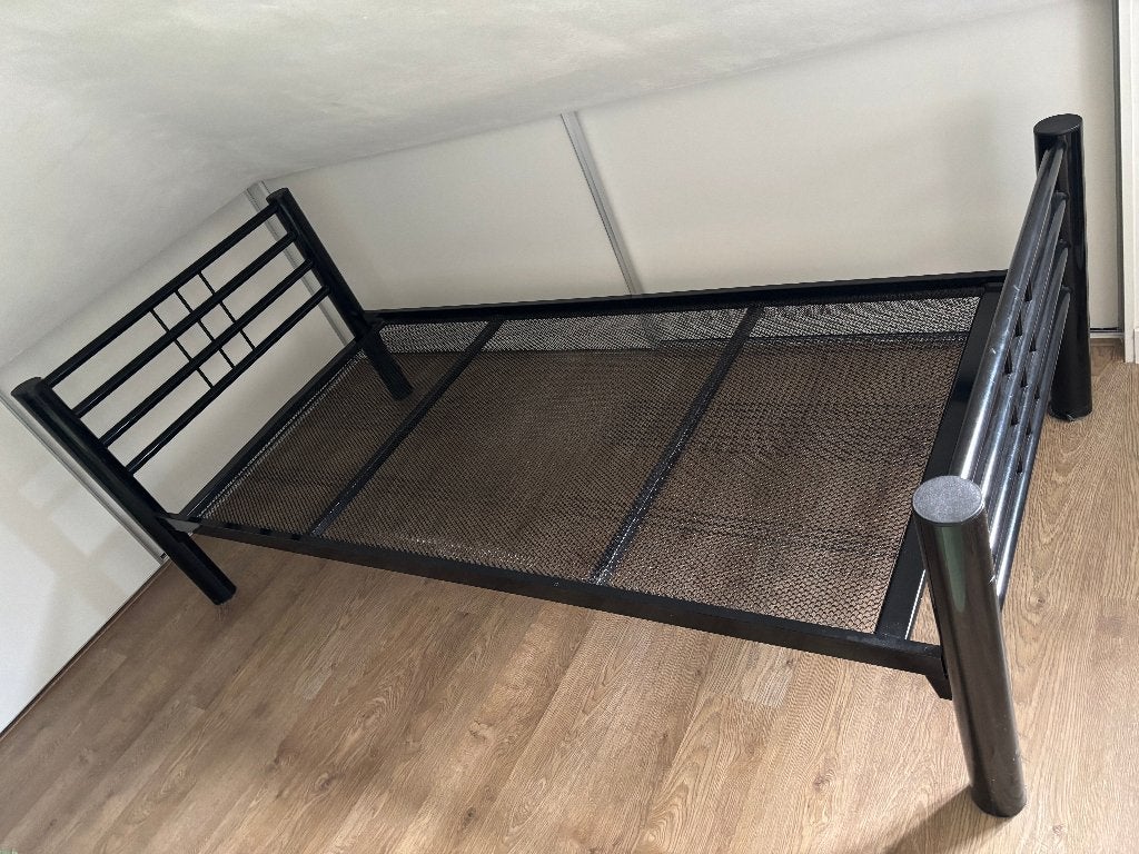 Eenpersoonsbed met spiraalbodem, zwart metaal, Ophalen, Gebruikt, 90 cm, Eenpersoons