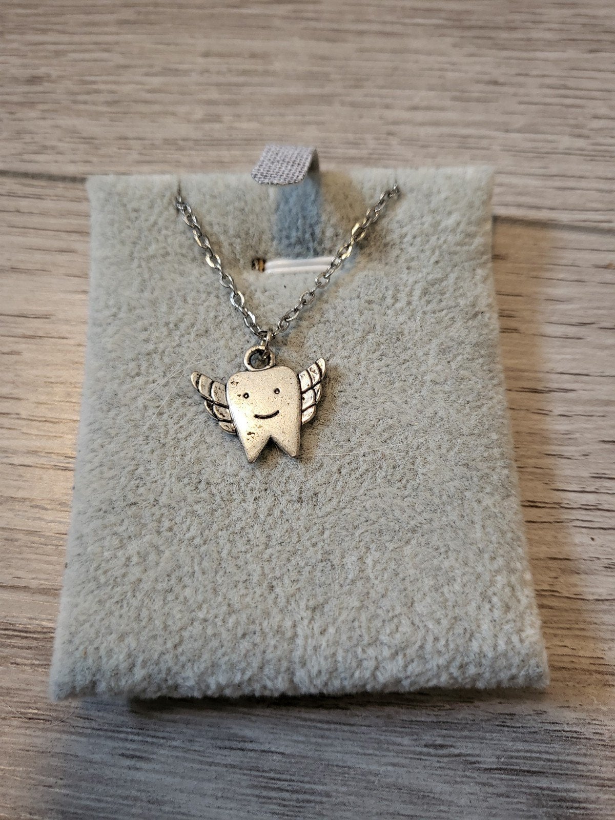 Nieuwe Ketting met Tand Hanger - Vliegende Tand, Met hanger, Nieuw, Ophalen of Verzenden, Zilver