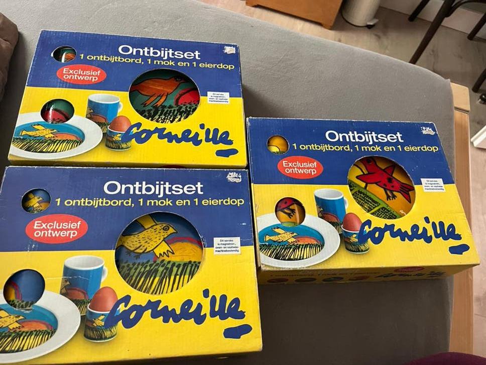 3 puntgave Corneille ontbijtsets: eierdop, bordje en beker, Keramiek, Ophalen of Verzenden, Zo goed als nieuw, Overige stijlen