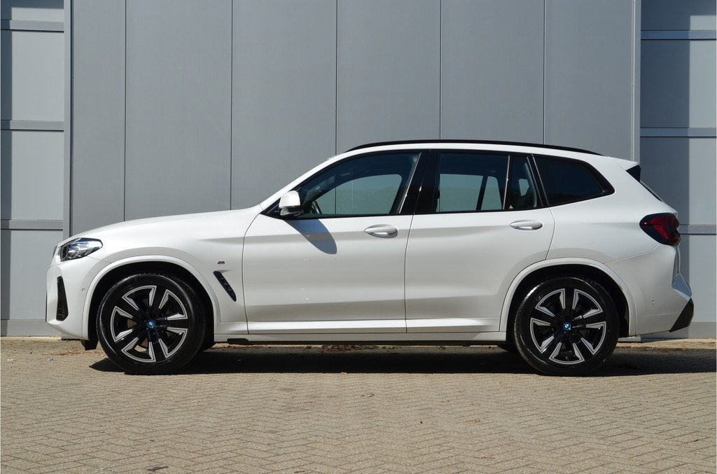 BMW iX3 Executive M Sport / Sportstoelen / Achteruitrijcamer, Auto's, BMW, Achterwielaandrijving, Gebruikt, Wit, 436 min