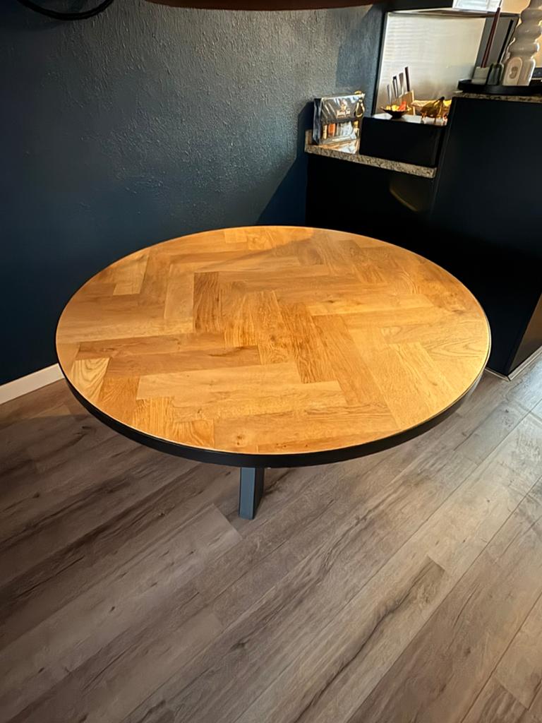 Ronde eettafel van eikenhout met visgraat blad – 134 cm, Huis en Inrichting, Tafels | Eettafels, Ophalen, Gebruikt, 100 tot 150 cm