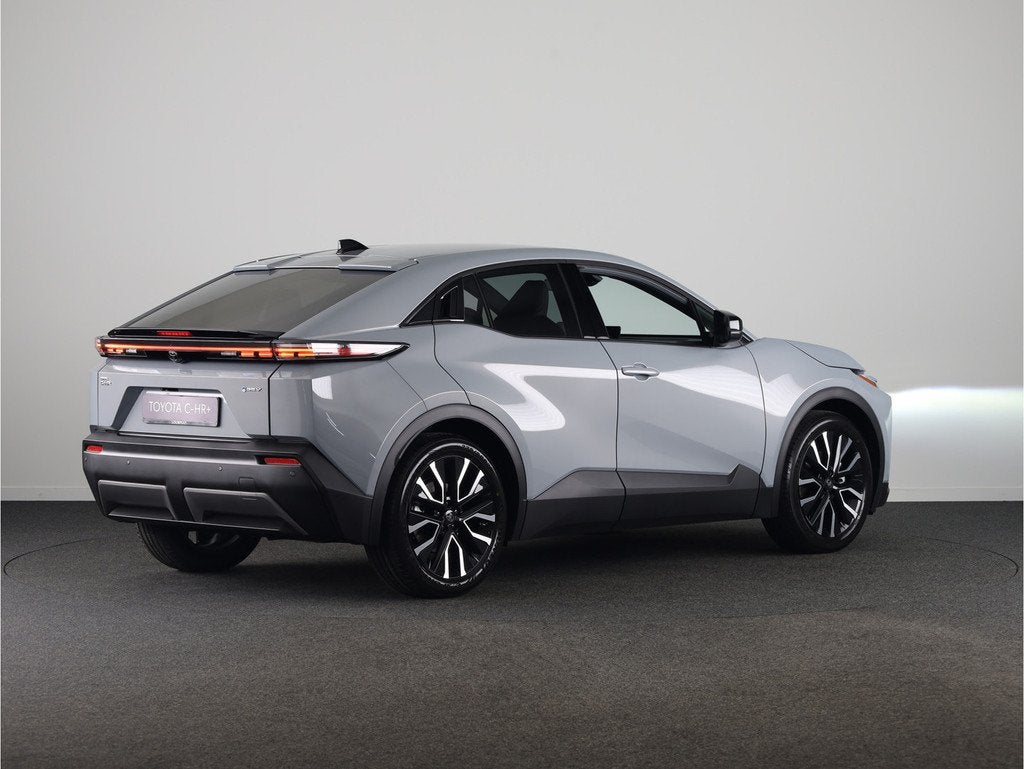 Toyota C-HR+ First Edition 77 kWh | NIEUW & SNEL LEVERBAAR |, Auto's, 12 maanden, Stof, Nieuw, SUV of Terreinwagen