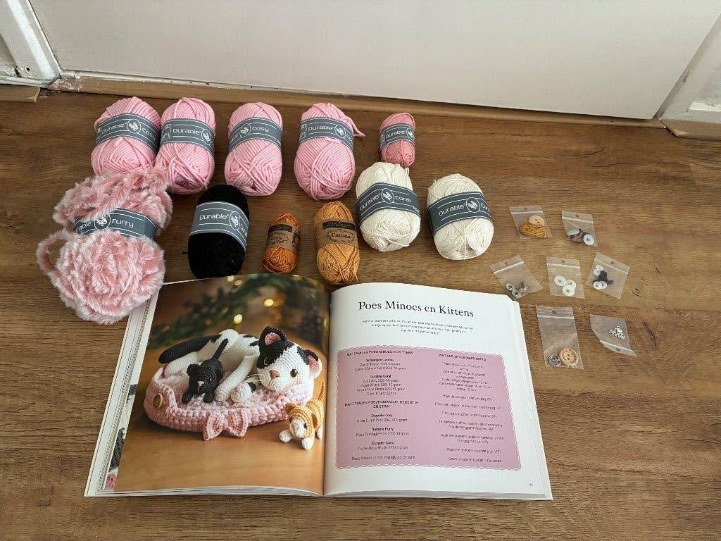 Haakboekje katjes van katoen te koop plus 1 pakket, Hobby en Vrije tijd, Ophalen of Verzenden, Zo goed als nieuw, Haken, Patroon of Boek