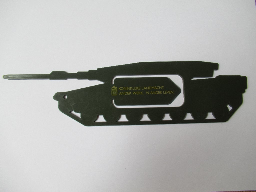 Grote plastic Koninklijke Landmacht Tank paperclip, Verzenden, Zo goed als nieuw, Gebruiksvoorwerp