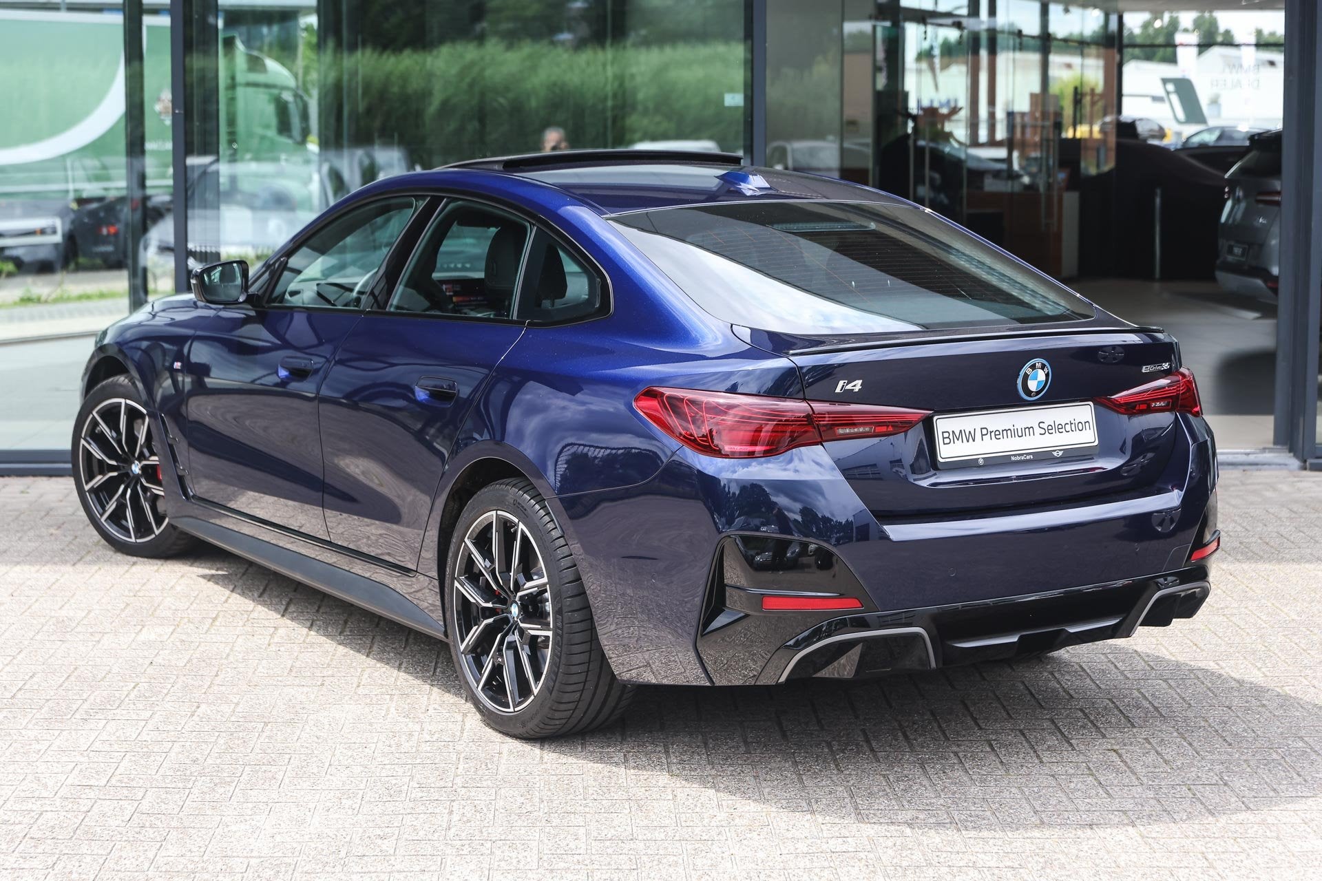 BMW i4 eDrive35 M Sport / Schuif-kanteldak / Adaptieve LED /, Auto's, BMW, Zwart, Automatische klimaatregeling, Met garantie (alle)