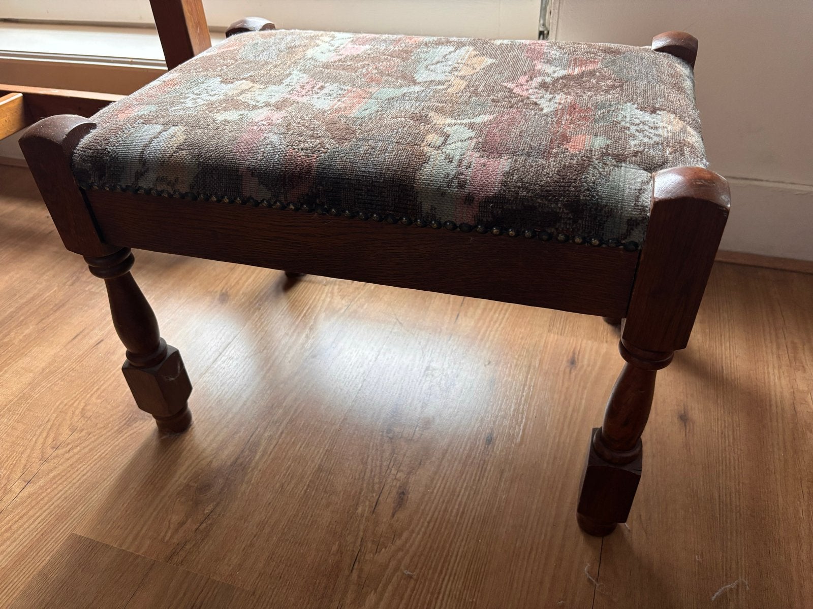 Gratis eikenhouten voetenbankje met bekleding, Huis en Inrichting, Ophalen, Minder dan 50 cm, Gebruikt, 50 tot 75 cm