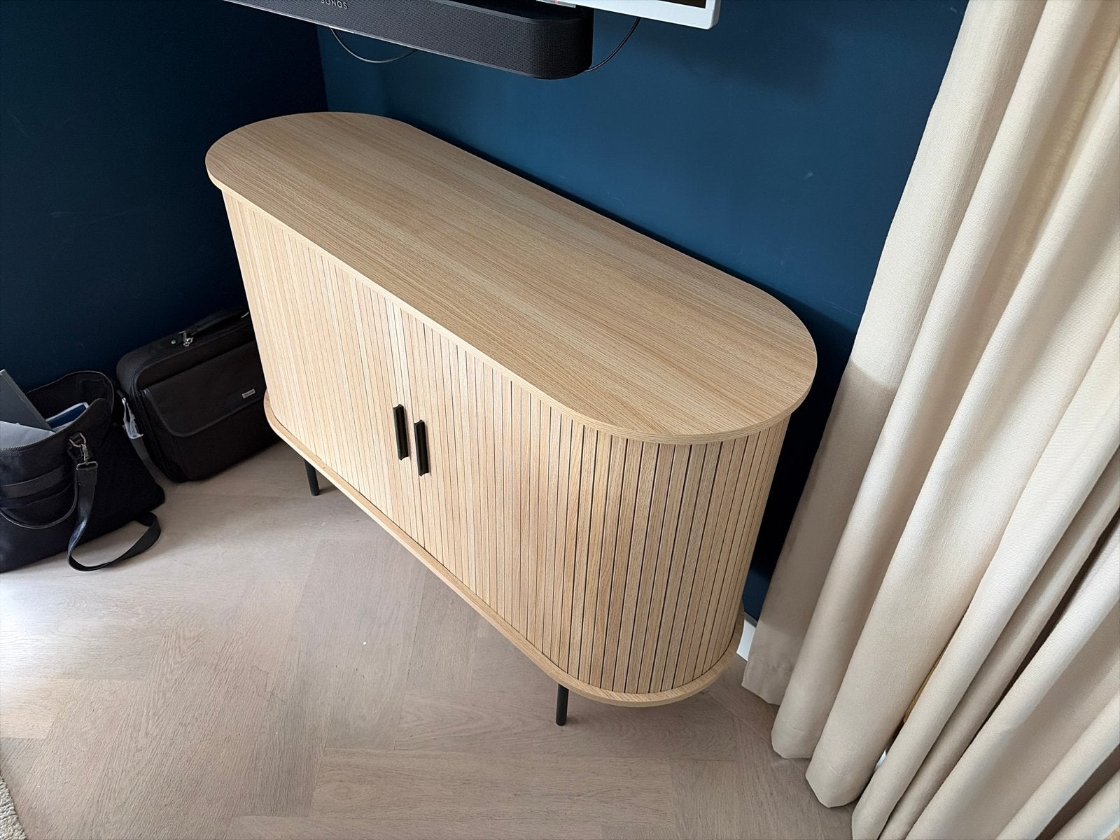 Stijlvol houten dressoir met lattenfront en ovale vorm, 100 tot 150 cm, Ophalen of Verzenden, Zo goed als nieuw, Minder dan 100 cm