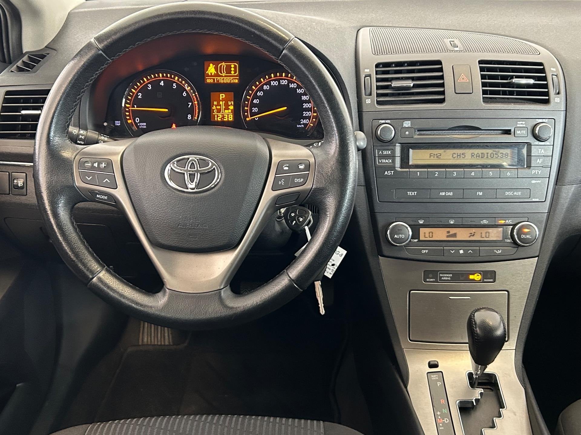 Toyota Avensis 1.8 VVTi Dynamic|AUTOMAAT|NAP|CRUISE|PARK SEN, Auto's, Toyota, 4 cilinders, Origineel Nederlands, 1600 kg, Sedan