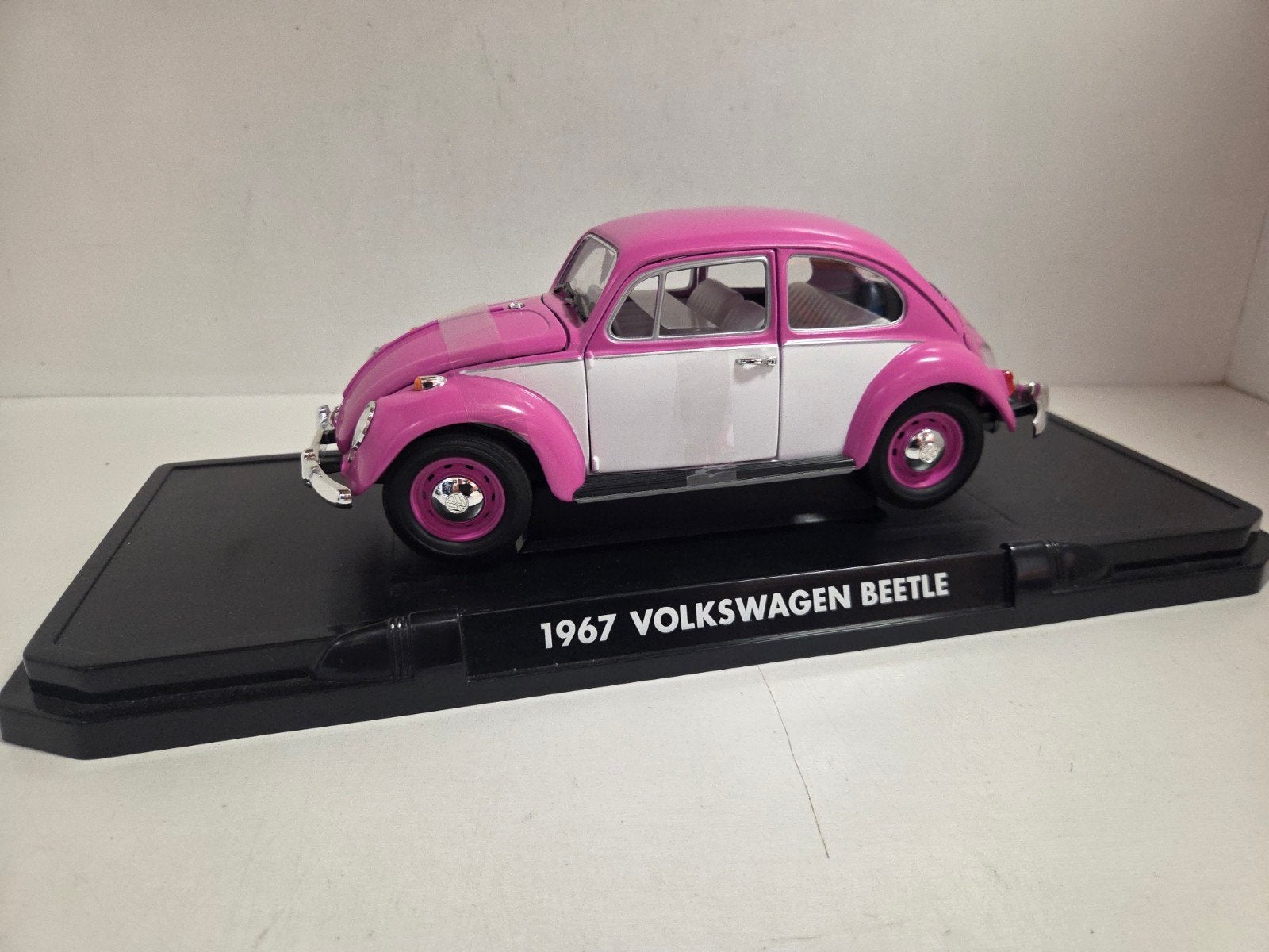 Greenlight Volkswagen Kever Pink 1967 1:18, Hobby en Vrije tijd, Modelauto's | 1:18, Overige merken, ., Ophalen of Verzenden, Zo goed als nieuw