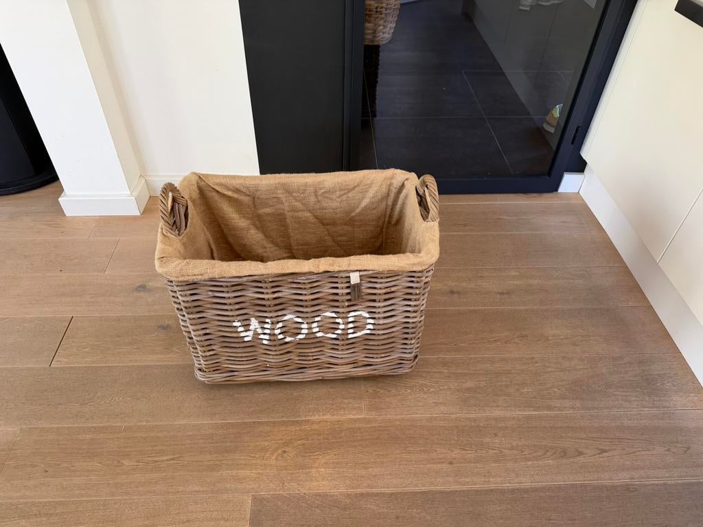 Rieten mand voor hout, Huis en Inrichting, Woonaccessoires | Schalen en Manden, Ophalen, Zo goed als nieuw, Rechthoekig, Riet