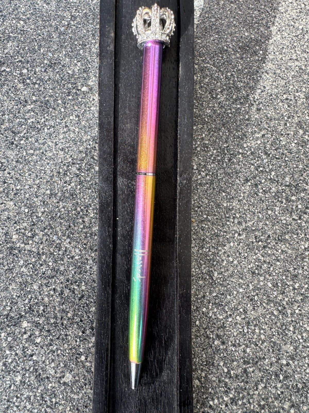 Mooie Harrods pen met kroon en regenboogkleuren, Verzamelen, Ophalen of Verzenden, Gebruikt, Balpen, Overige merken