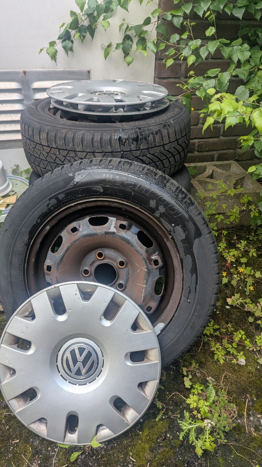 3 + 1 Gebruikte Banden en Velgen met VW wieldoppen, Ophalen of Verzenden, Gebruikt