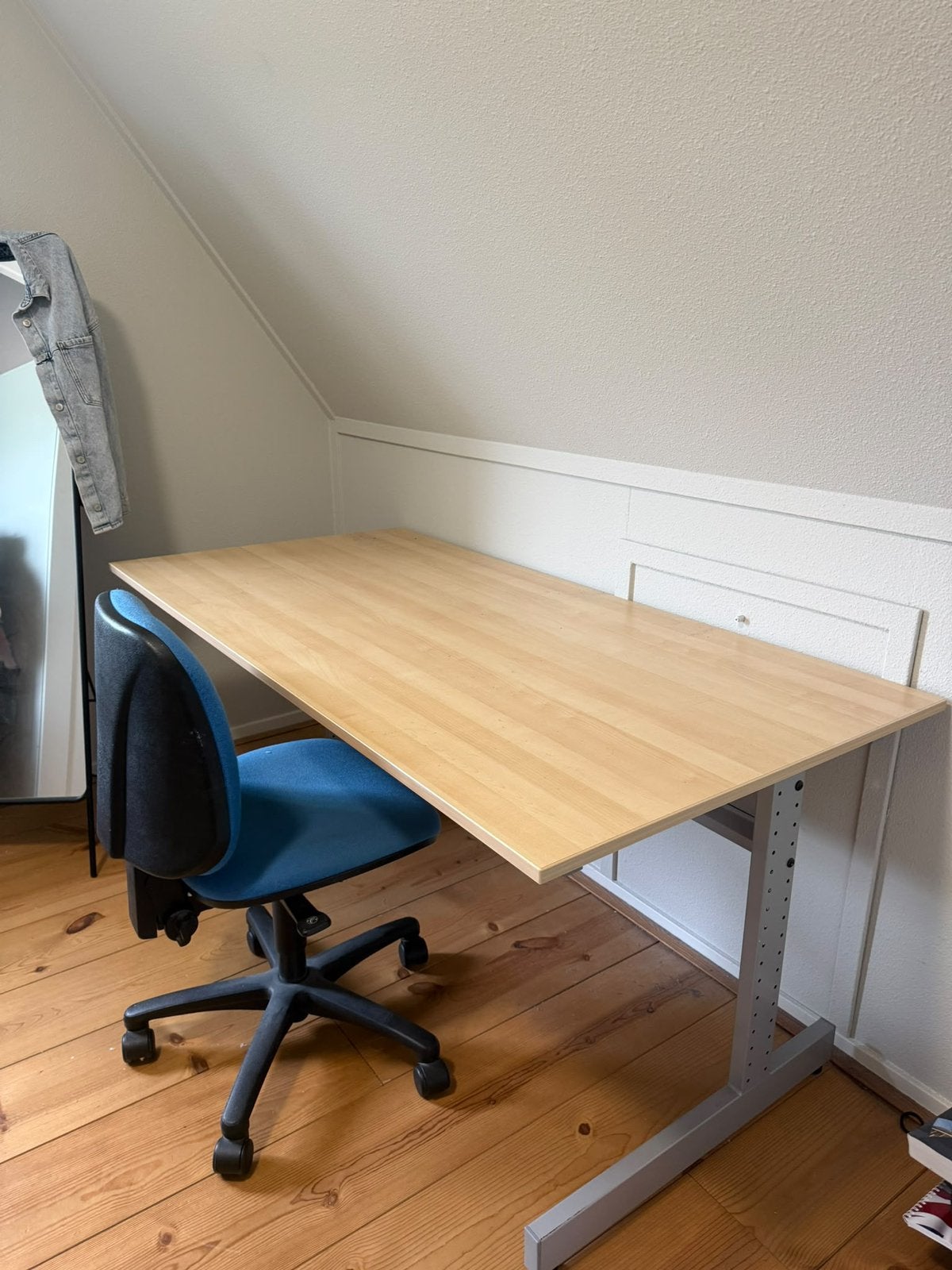 Mooi Ikea Bureau  met gratis stoel !, Ophalen of Verzenden, Zo goed als nieuw