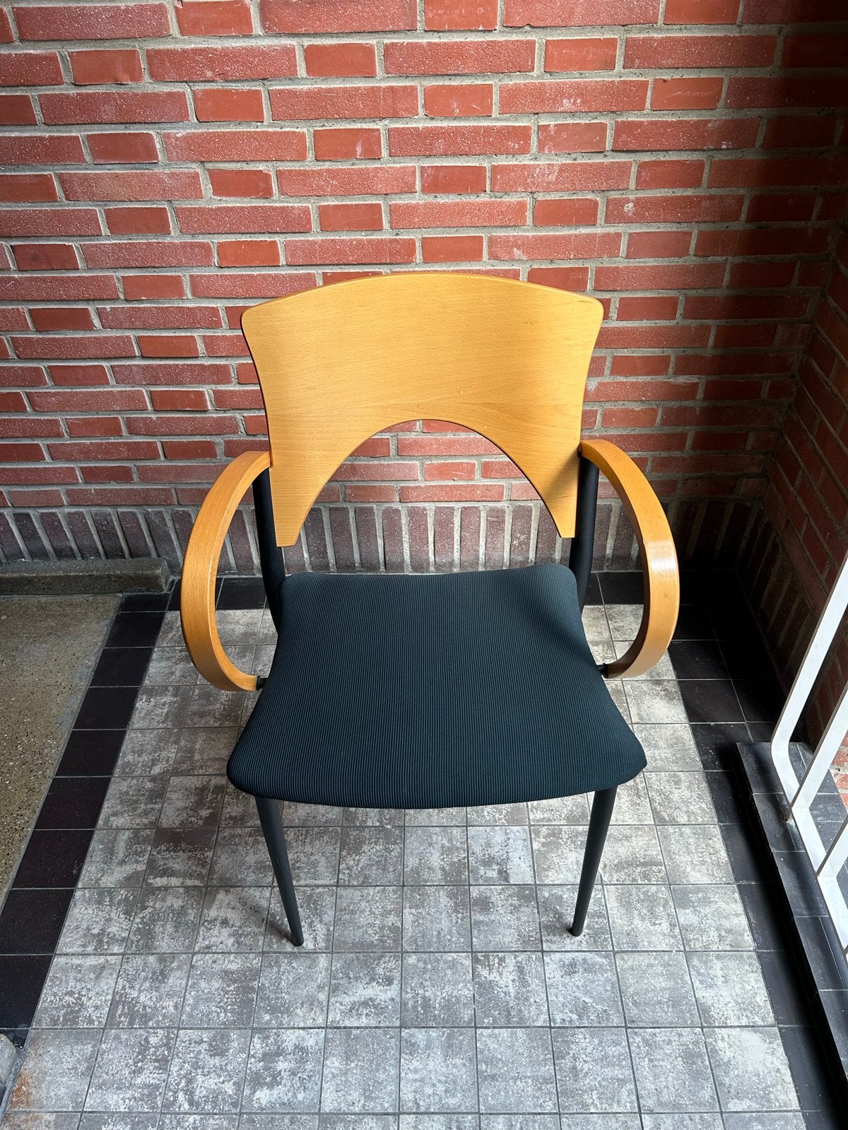 Moderne stoel met houten rugleuning en armleuningen, Ophalen, Gebruikt, Zwart, Eén
