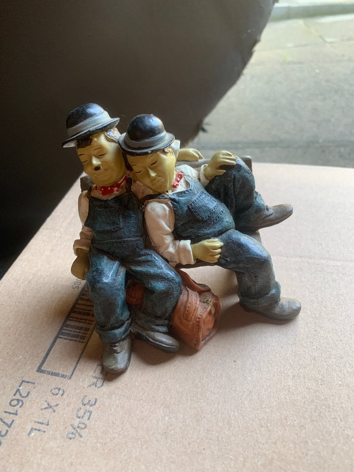 Laurel & Hardy Beeldje van slapende mannen op bankje - stijl, Verzamelen, Ophalen of Verzenden, Gebruikt, Mens