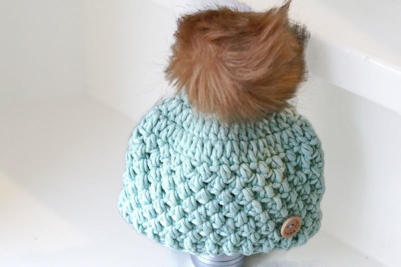 Handgemaakte mintgroene muts met pompon nieuw, Jongetje of Meisje, Handgemaakt, Nieuw, Ophalen of Verzenden