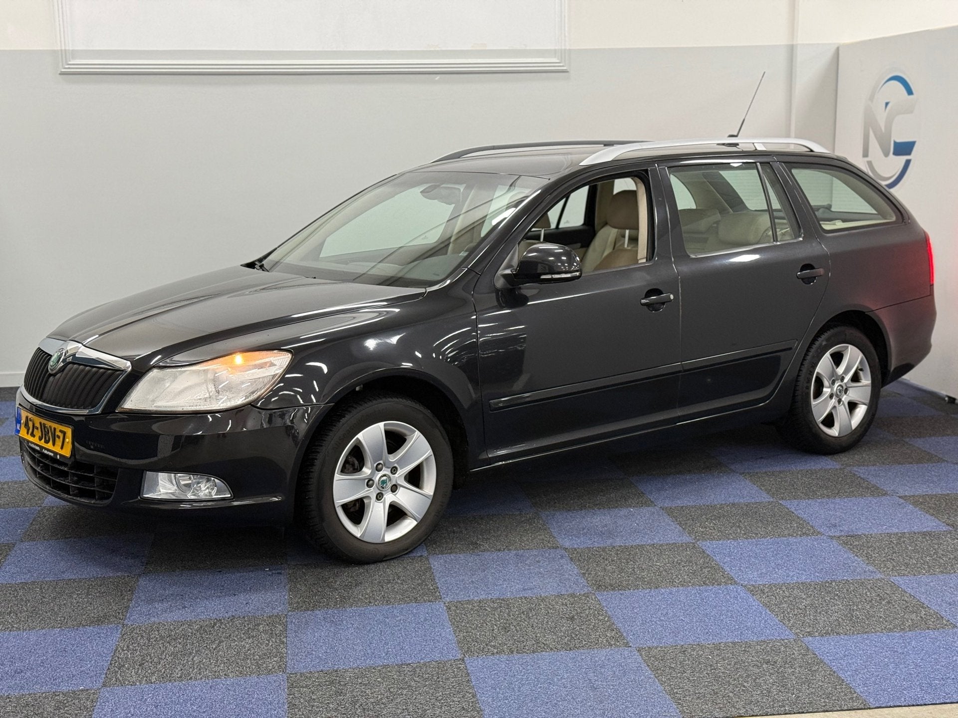 Skoda Octavia Combi 1.8 TSI Elegance / AUTOMAAT / LEDER INTR, Dealer onderhouden, 15 km/l, Gebruikt, Zwart