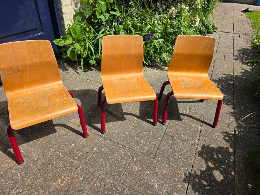 3  peuterstoeltjes - zithoogte 25 cm -, Ophalen, Gebruikt, Drie, 'hufterproof' schoolmeubilair