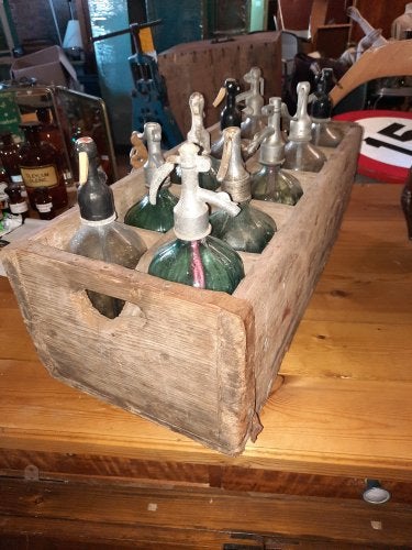 Krat met 10 antiek spuitflessen van glas, Antiek en Kunst, Ophalen