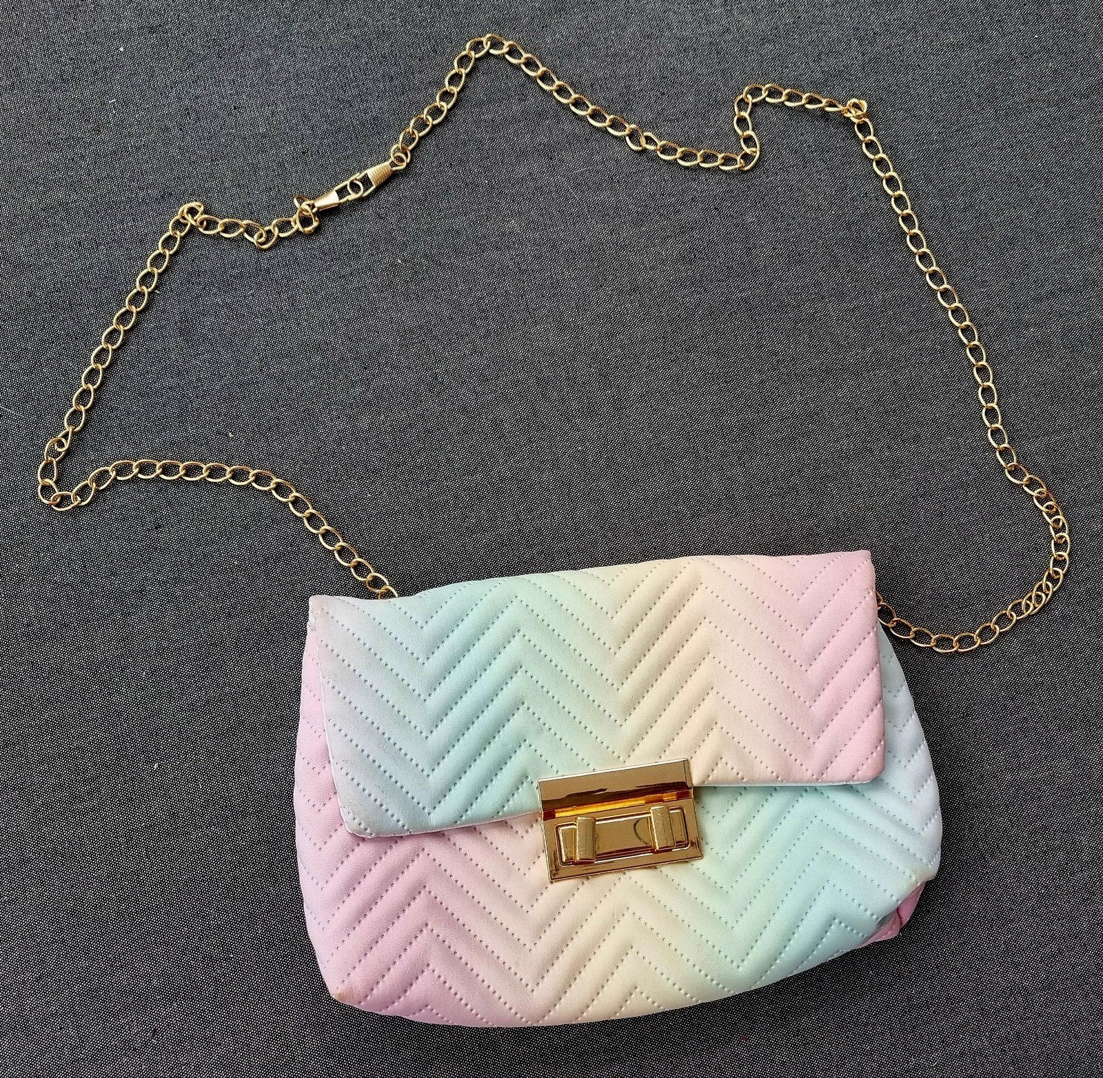 Schattig regenboog schoudertasje met goudkleurige ketting, Ophalen of Verzenden, Zo goed als nieuw, Overige kleuren, Schoudertasje