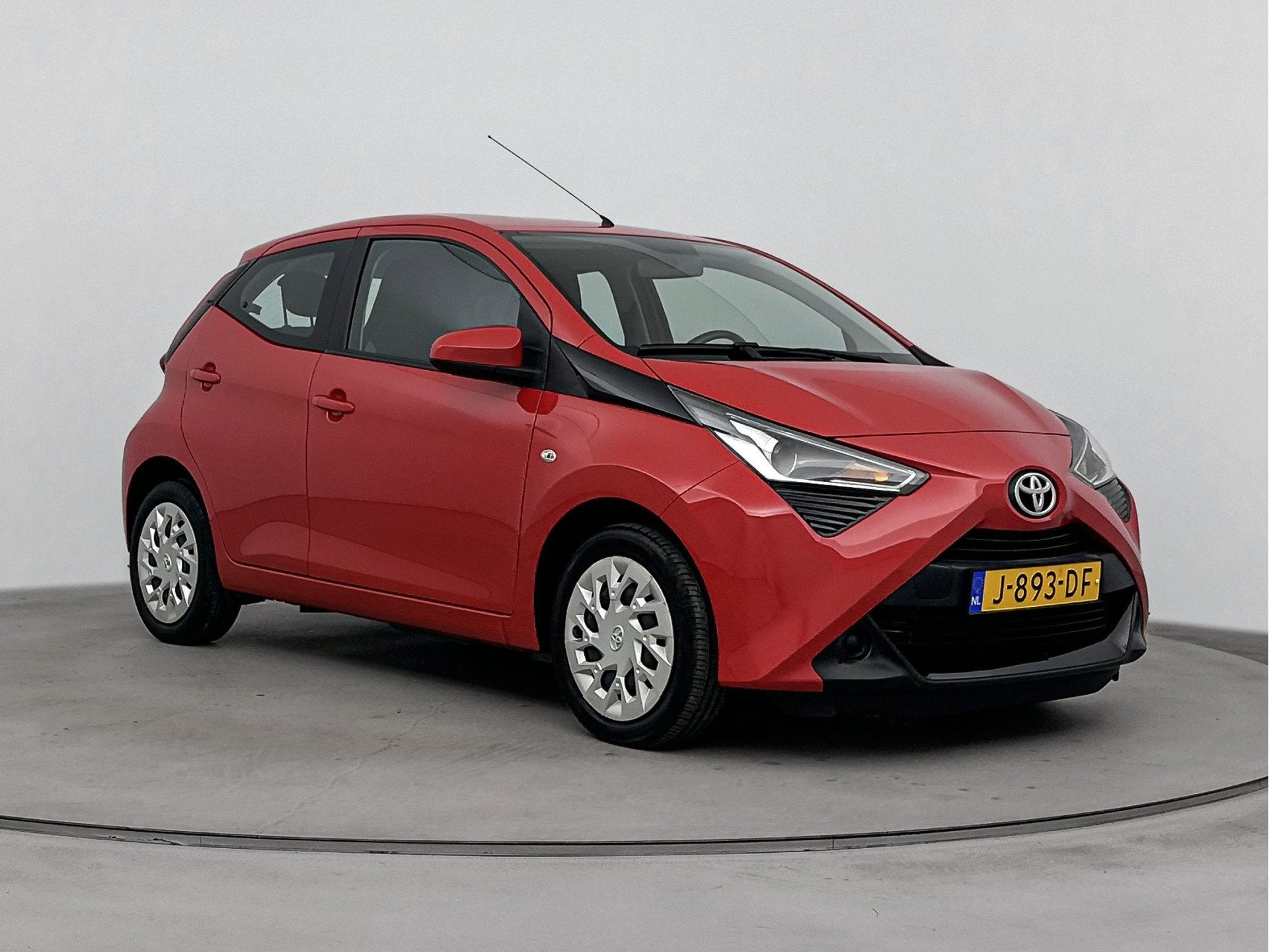 Toyota Aygo 1.0 VVT-i x-play | Apple Carplay / Android Auto, Voorwielaandrijving, Stof, Gebruikt, 4 stoelen